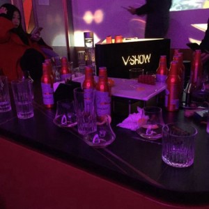 招聘销售简单文案（诚邀销售精英：简洁招聘文案）