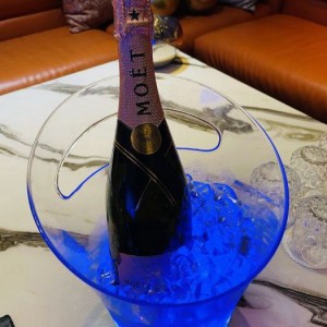 杭州西湖区文新街道附近夜场招聘包厢陪唱,是当天上班当天发薪吗？
